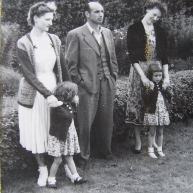 Mor og far og moster med 
Ulla og Birthe ca 1954